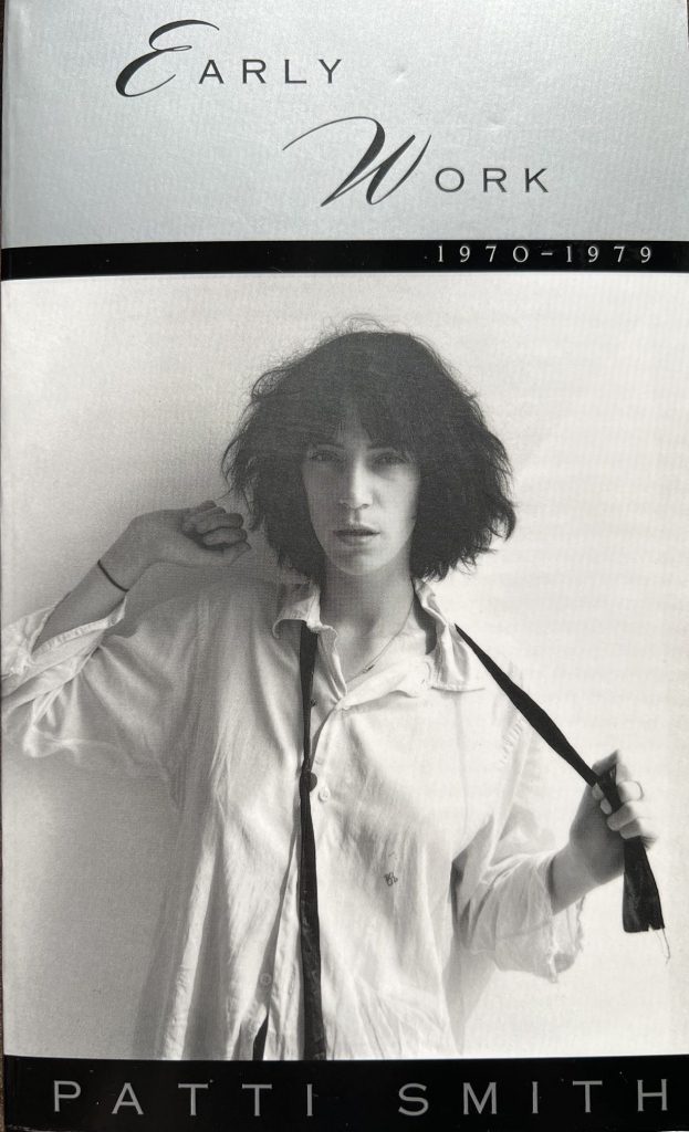 Patti Smith Buch Early Work - ein Gedichtsammlung (1970–1979), herausgegeben von Norton & Company, 1994. Coverfoto von Robert Mapplethorpe.