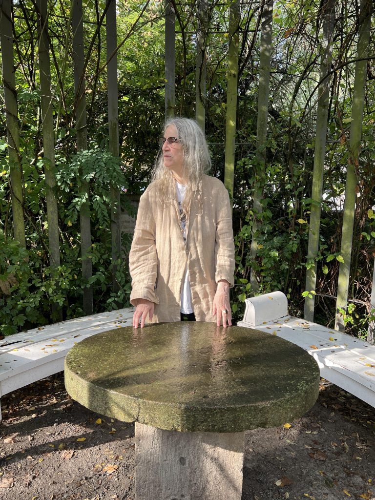 Patti Smith in Schillers Garten, Jena, Oktober 2023 https://pattismith-fugalfox.de/regarding