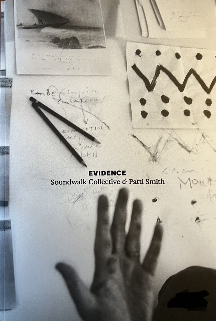 Plakat zur Ausstellungseröffnung Evidence, eine multidisziplinäre und immersive Ausstellung von Soundwalk Collective und Patti Smith.