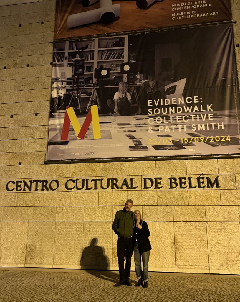 Patti Smith und Stephan Crasneanscki vor dem Museu de Arte Contemporânea MAC/CCB in Lissabon.