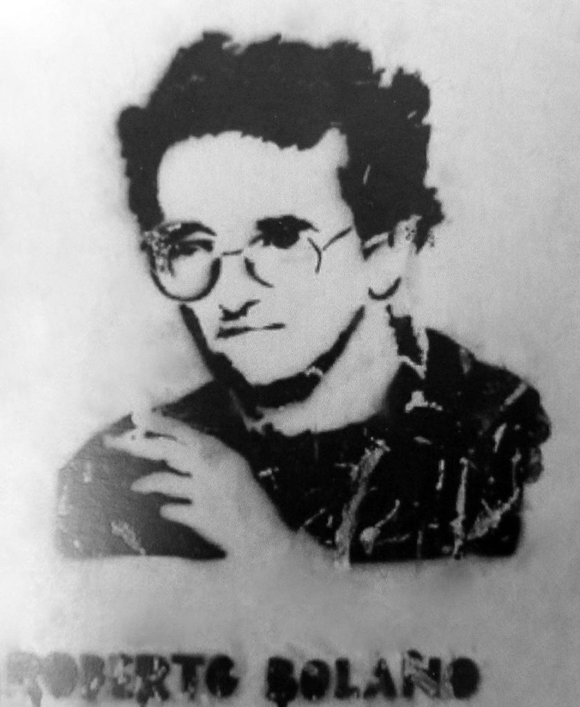 Das Bild zeigt Roberto Bolaño in schwarz weiß.