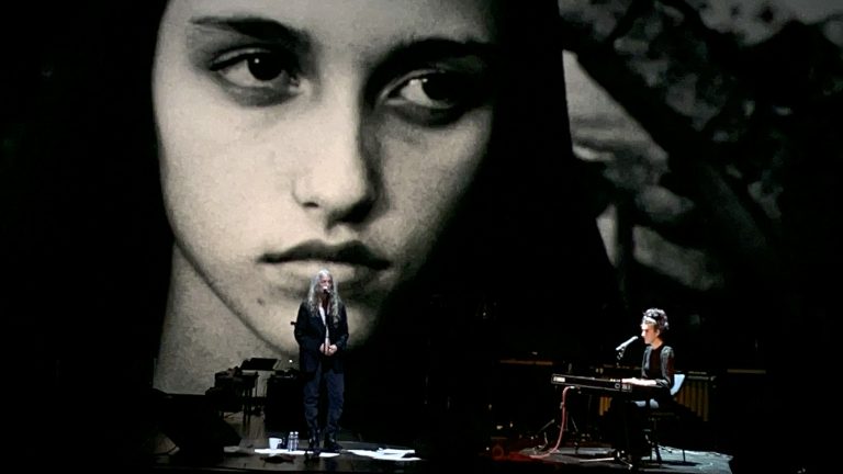 CORRESPONDENCES von Patti Smith und Soundwalk Collective im Centro Cultural de Belém. Das Bild zeigt Patti Smith mit ihrer Tochter Jesse am Klavier.