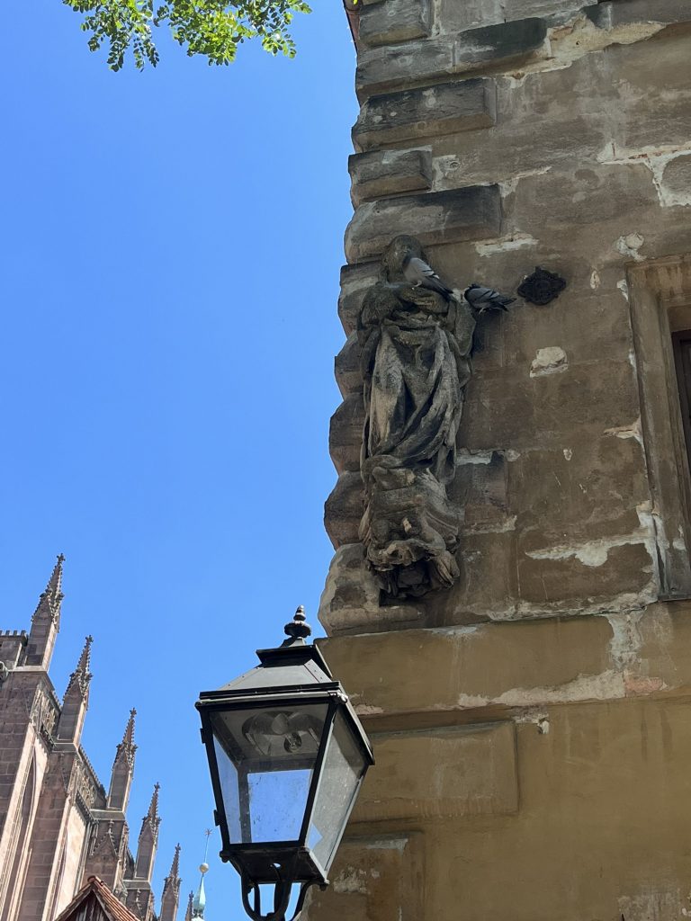 Impressionen während Patti Smith Aufenthalt in Nürnberg- Statue mit Tauben bei Sebalduskirche