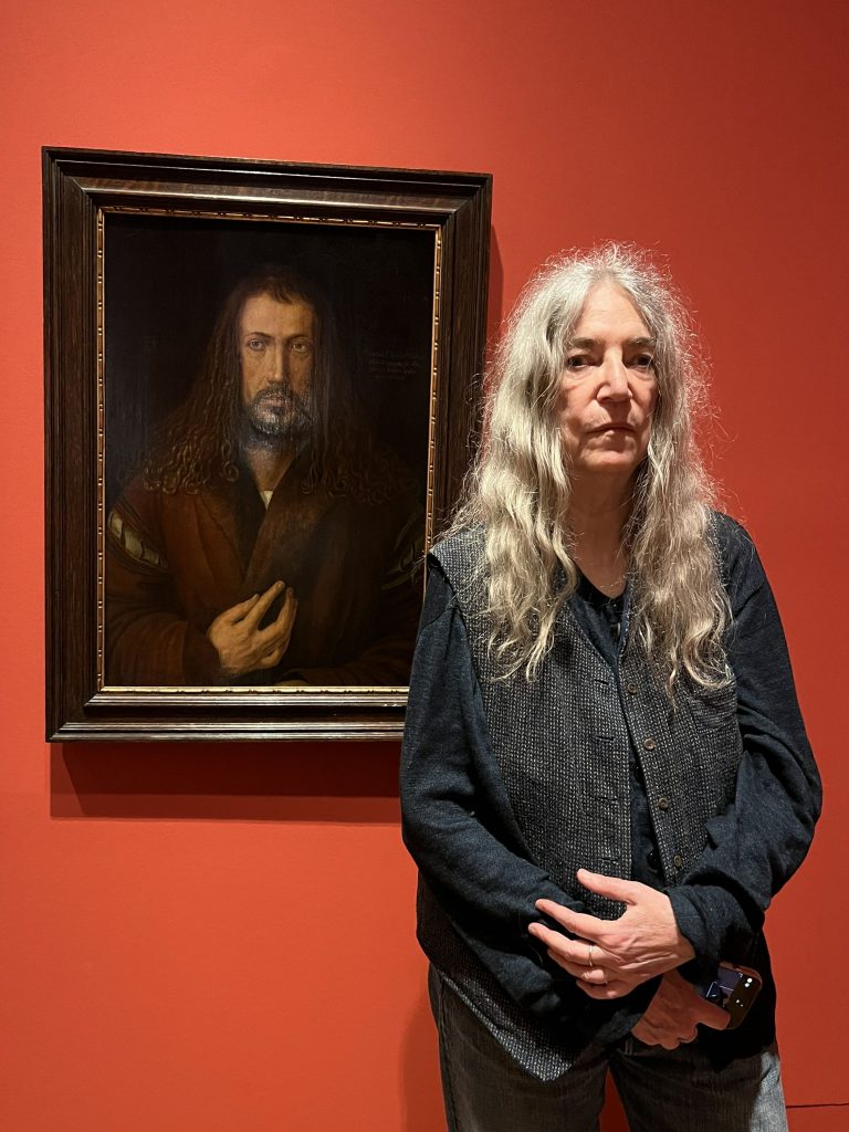 Patti Smith steht neben dem Selbstbildnis von Albrecht-Dürer im Albrecht-Dürer-Haus im Juni 2023