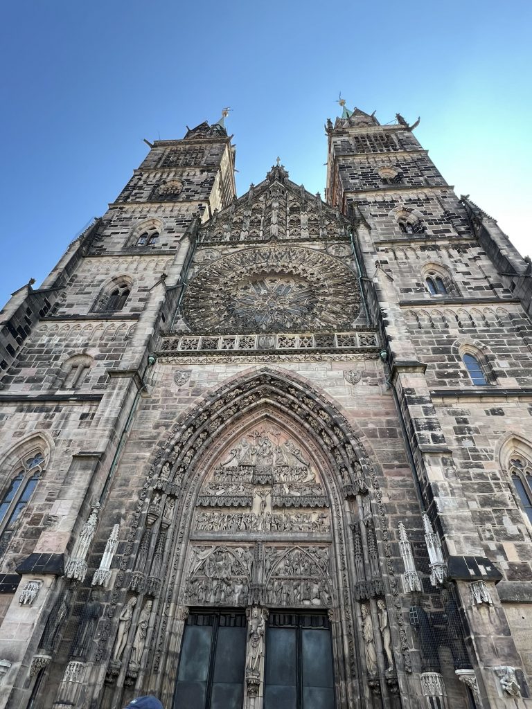 Impressionen während Patti Smith Aufenthalt in Nürnberg- Lorenzkirche