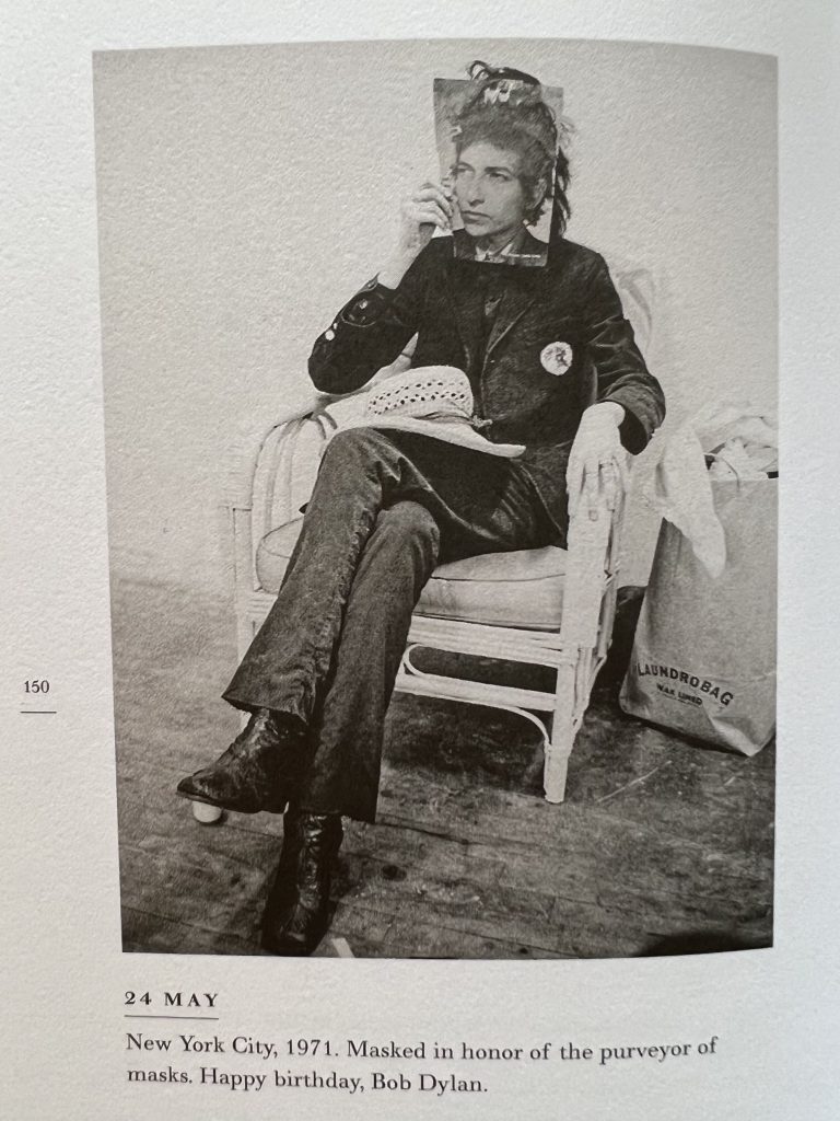 Ausschnitt aus Patti Smith A Book Of Days mit einer Fotografie von Judy Linn, 1971 anlässlich des Geburtstages von Bob Dylan.