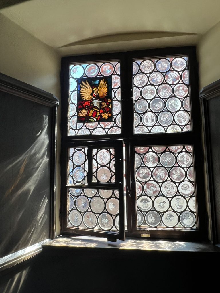 Christoph Philipp Böhmländer: Wappen Albrecht Dürers, 1880, Glasfenster, Albrecht-Dürer-Haus-Stiftung e.V.