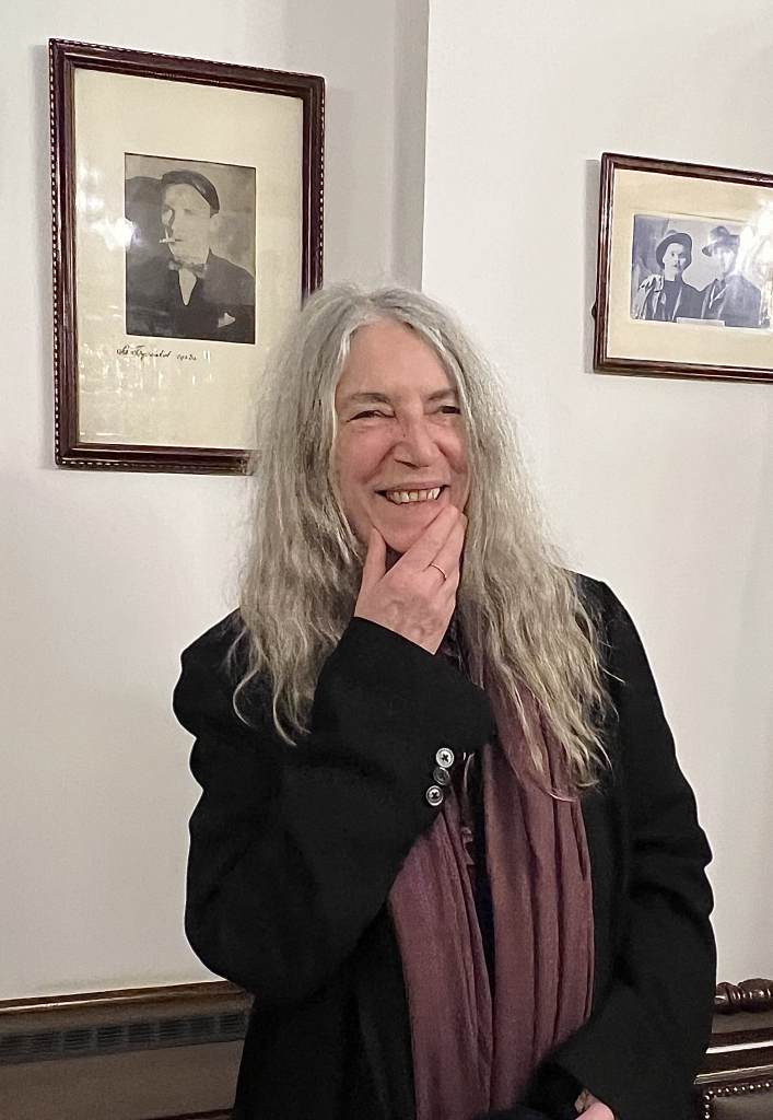Patti Smith neben Bulgakovs Porträt, Berlin, April 2023