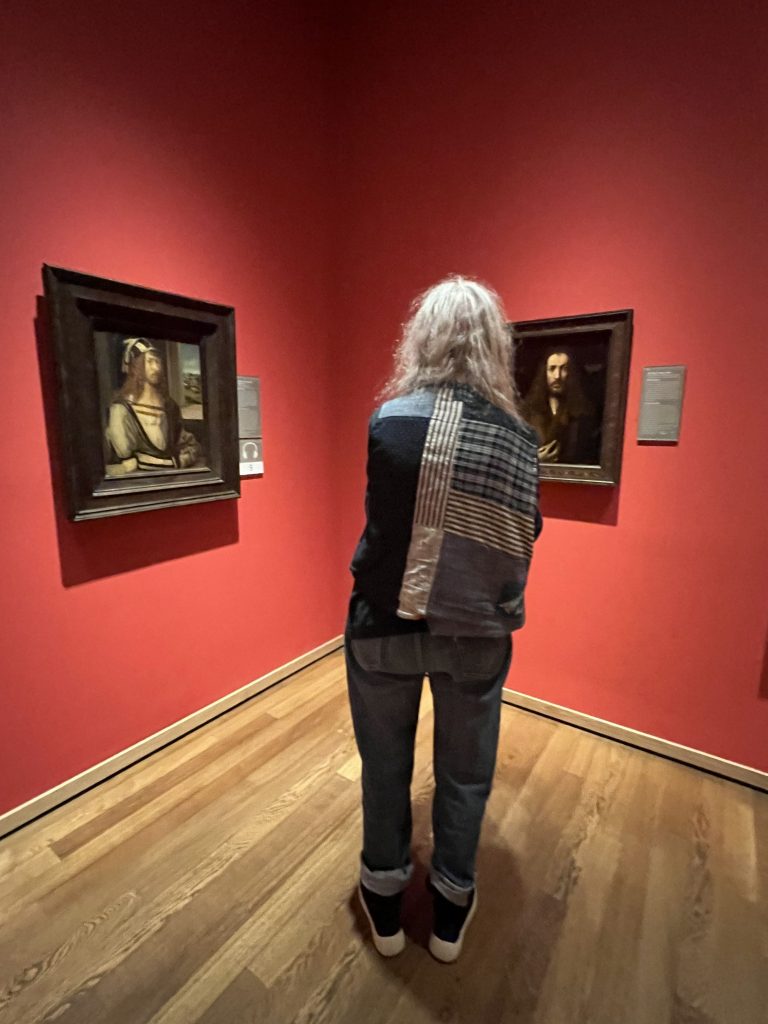 Patti Smith während ihres Besuchs des Albrecht-Dürer-Hauses im Juni 2023 durch die Galerie laufend.