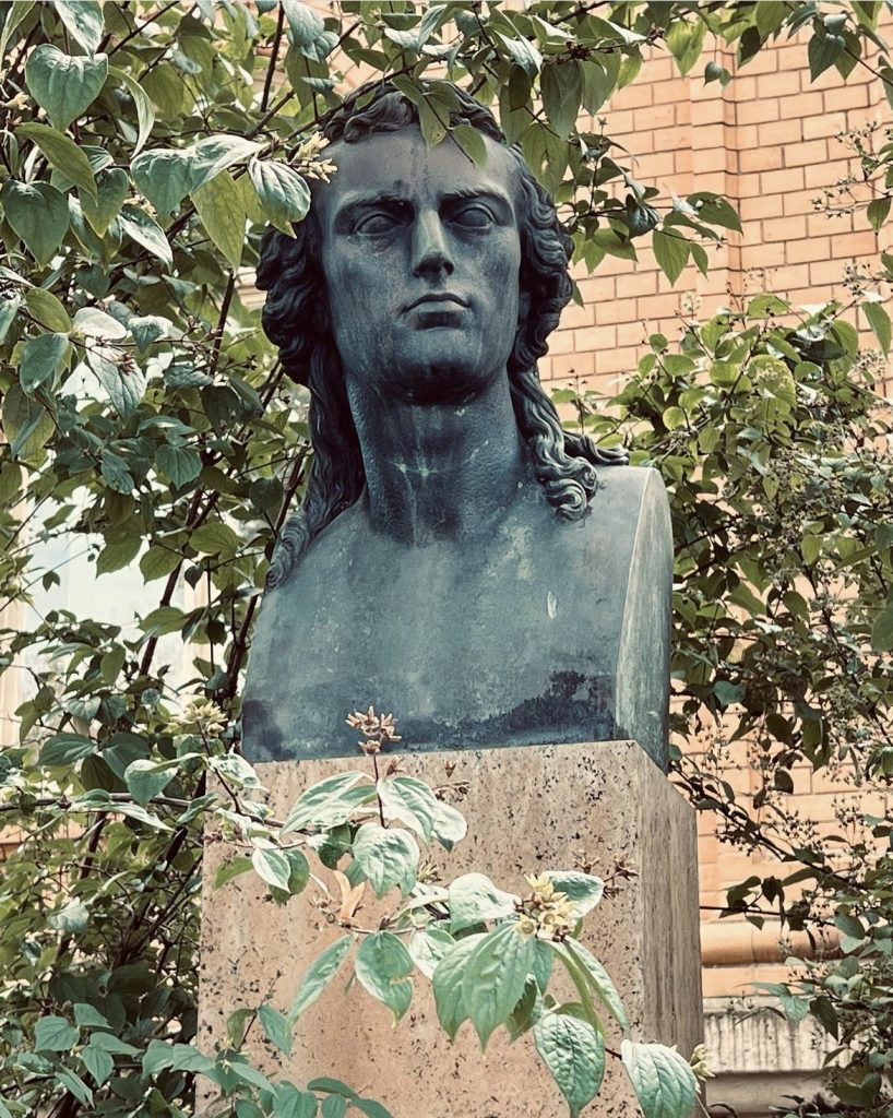 Patti Smith besucht Friedrich Schillers magischen Garten in Jena, Deutschland im Oktober 2023. Das Bild zeigt die Büste von Friedrich Schiller.