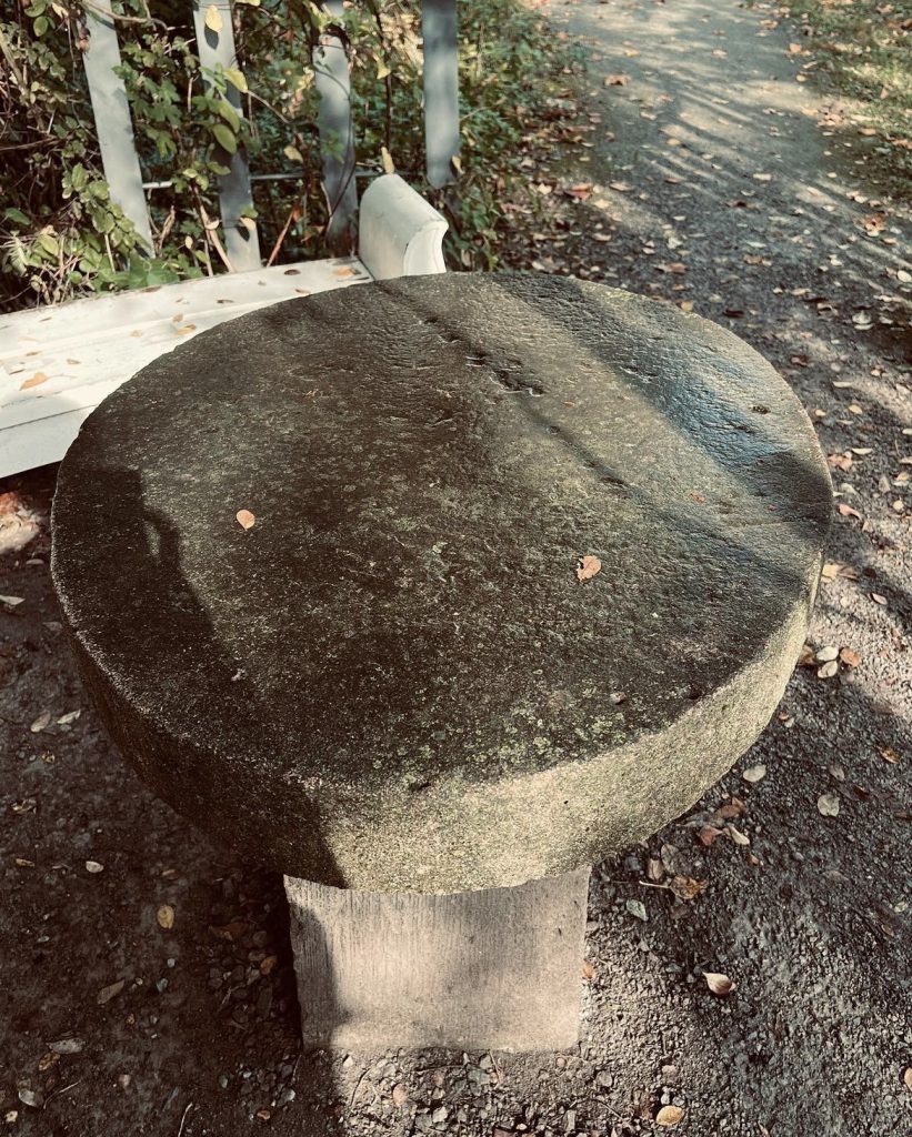 Patti Smith Besuch des Schiller Garten in Jena, Deutschland im Oktober 2023. Das Bild zeigt Schillers Steintisch.
