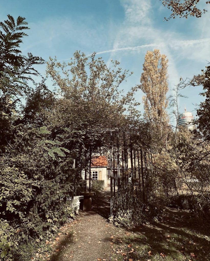 Patti Smith besucht Friedrich Schillers magischen Garten in Jena, Deutschland im Oktober 2023. Das Bild zeigt einen Ausschnitt des Gartens.