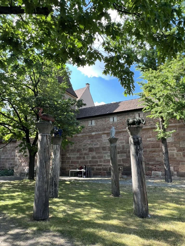 Impressionen während Patti Smith Aufenthalt in Nürnberg- Statue mit Tauben bei Skulpturengarten
