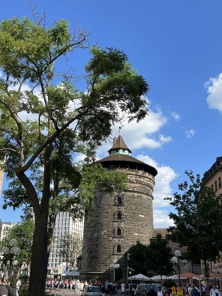 Impressionen während Patti Smith Aufenthalt in Nürnberg- Statue mit Tauben bei Spittlertorturm