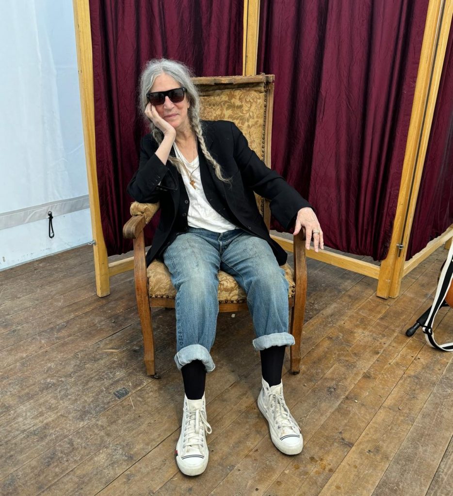 Patti Smith Backstage auf einem Sessel vor ihrem Auftritt in Enghien, Belgium am La Semo Festival