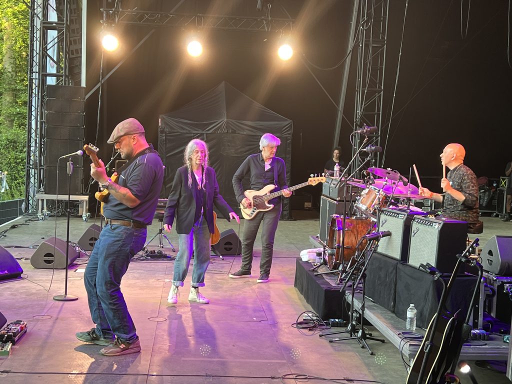 Patti Smith, Jackson Smith, Tony Shanahan und Seb Rochford während ihres Auftritts in Enghien, Belgien am La Semo Festival
