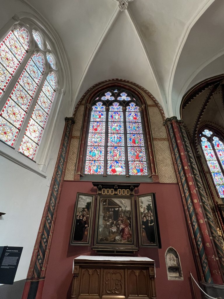 Mit Patti Smith auf Tour - Brügge 2024 - Während ihres Aufenthalts erkundigt sie die Stadt. - Bildnis Anbetung der Hirten, Liebfrauenkirche