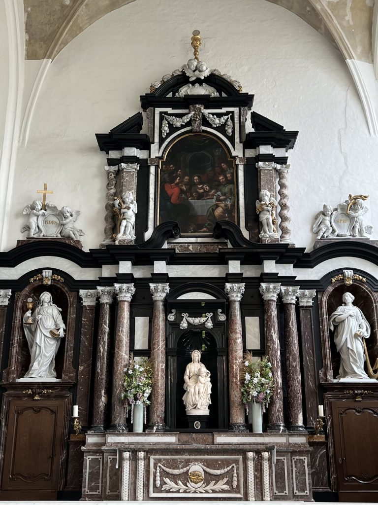 Mit Patti Smith auf Tour - Brügge 2024 - Während ihres Aufenthalts erkundigt sie die Stadt. - Hochaltar mit Michelangelos Madonna, 1503, Liebfrauenkirche