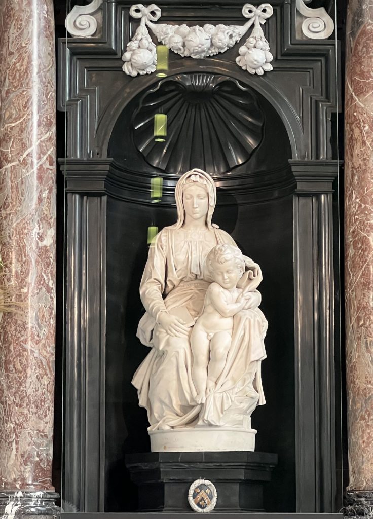 Mit Patti Smith auf Tour - Brügge 2024 - Während ihres Aufenthalts erkundigt sie die Stadt. - Hochaltar mit Michelangelos Madonna, 1503, Liebfrauenkirche