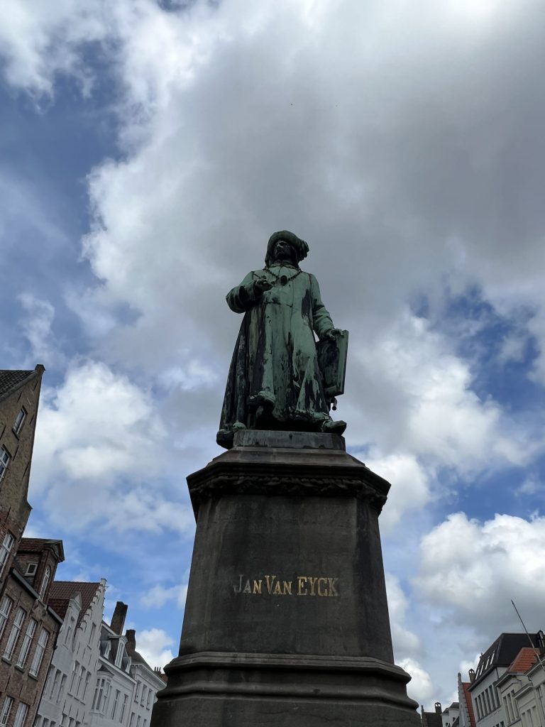 Mit Patti Smith auf Tour - Brügge 2024 - Während ihres Aufenthalts erkundigt sie die Stadt. - Statue von Jan Van Eyck
