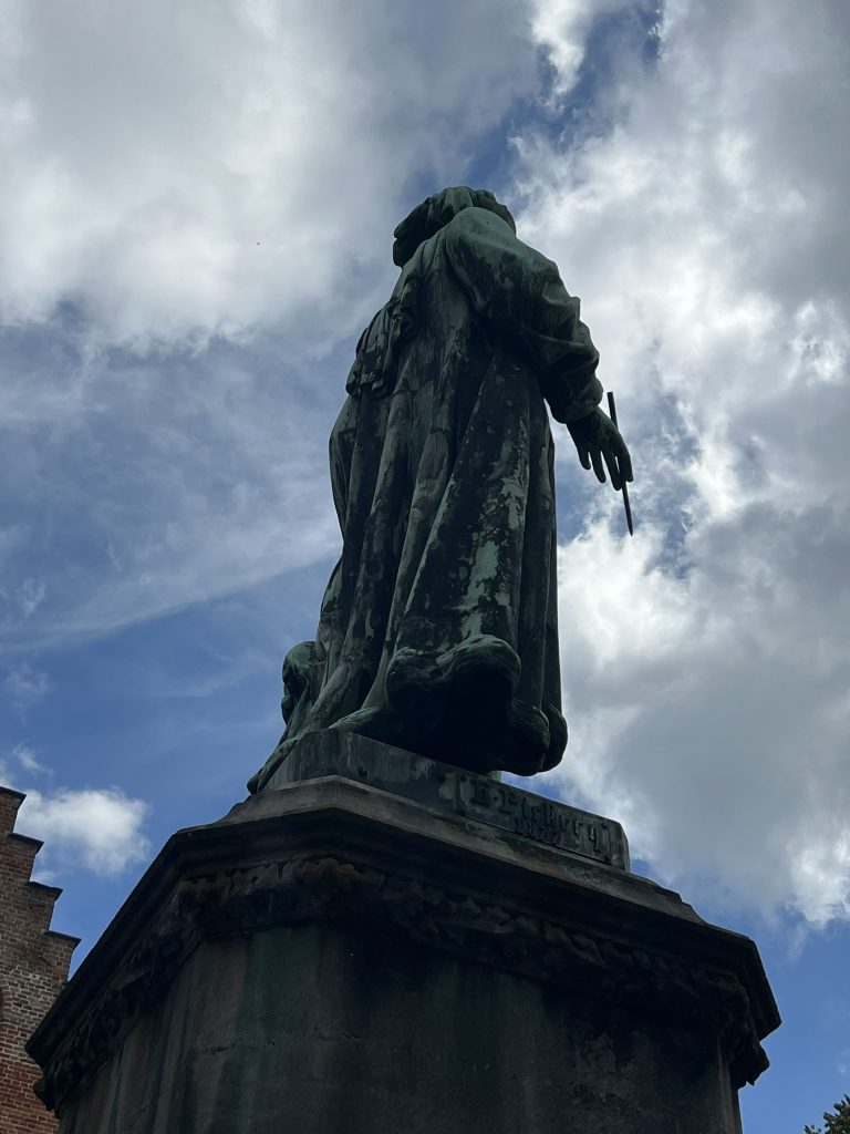 Mit Patti Smith auf Tour - Brügge 2024 - Während ihres Aufenthalts erkundigt sie die Stadt. - Statue von Jan Van Eyck