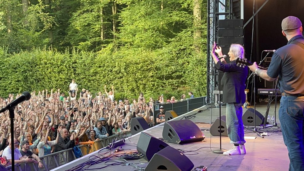 Patti Smith, Jackson Smith, Tony Shanahan und Seb Rochford in Enghien, Belgien am La Semo Festival
