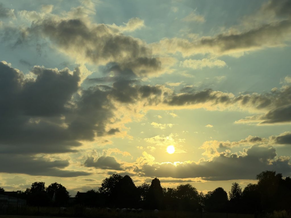 Mit Patti Smith auf Tour in Enghien, Belgien auf dem La Semo Festival 2024 - Sonnenuntergang nach einem intensiven und energiegeladenen Konzert