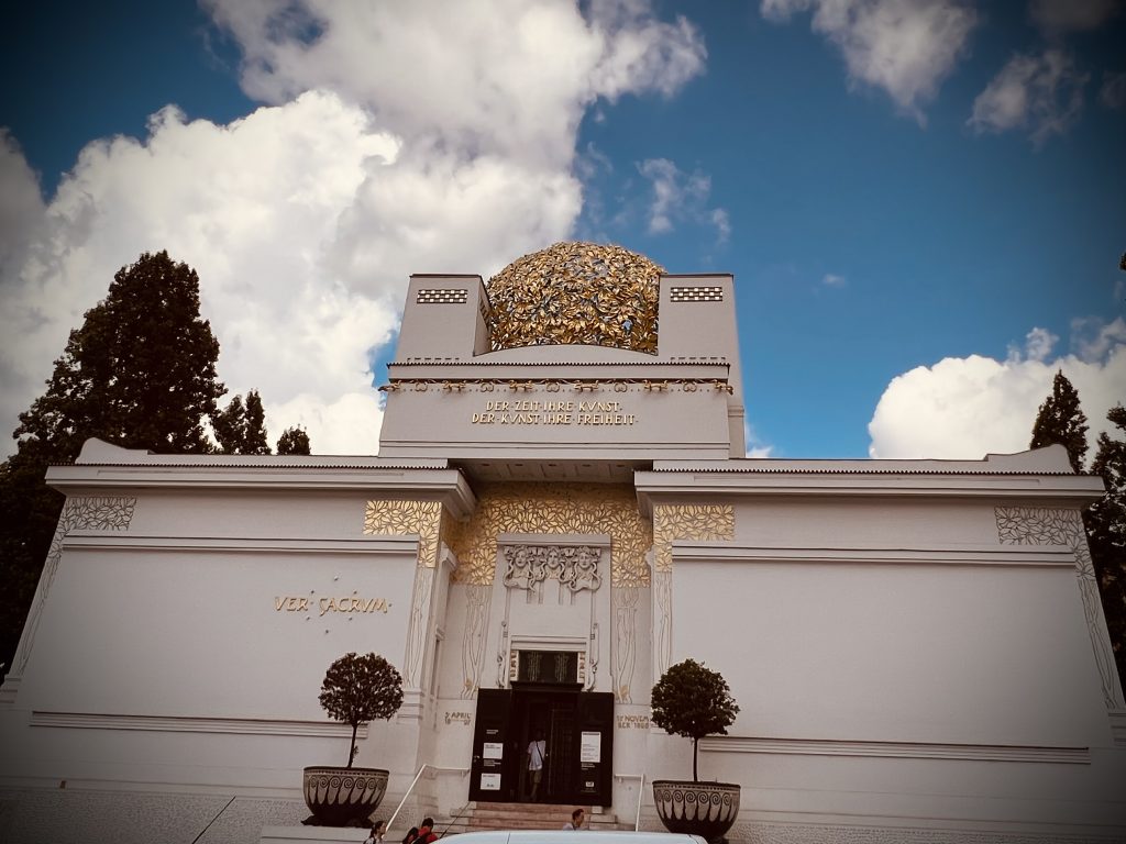 Mit Patti Smith auf Tour in Wien 2024. Impressionen zur Stadt - Ausstellungsgebäude SECESSION