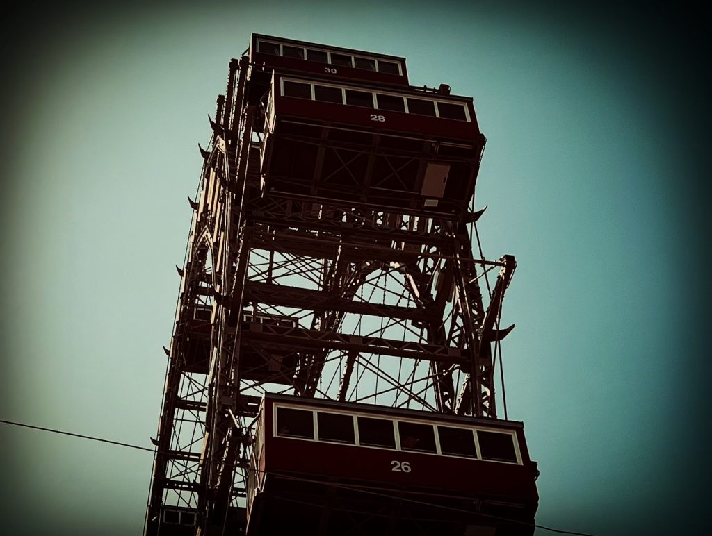 Patti Smith auf Tour im Juli 2024 in Wien. Auf den Spuren von Joseph Cotten und Orson Welles steht sie vor dem Riesenrad im Prater in Wien und schaut auf das Riesenrad. Hier spielte eine zentrale Szene des Filmklassikers DER DRITTE MANN, der 1948 in Wien gedreht wurde.