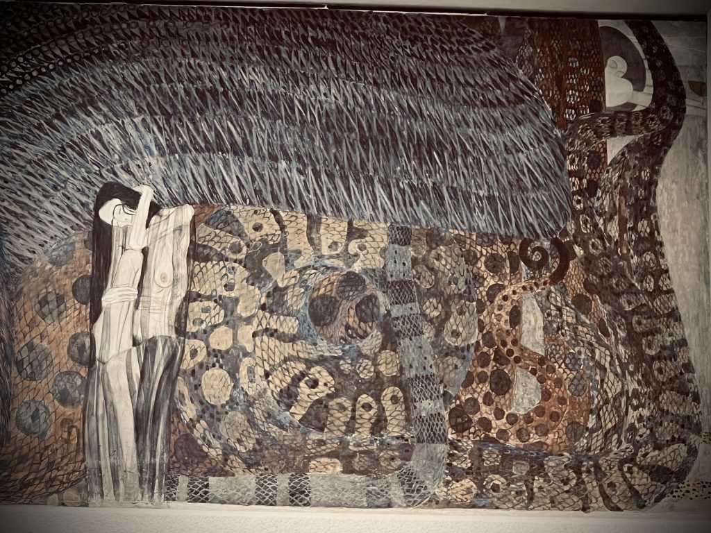 Mit Patti Smith auf Tour in Wien 2024. Impressionen zur Stadt - Ausstellungsgebäude SECESSION, Beethovenfries "Die Suche der Meschen nach dem Glück"