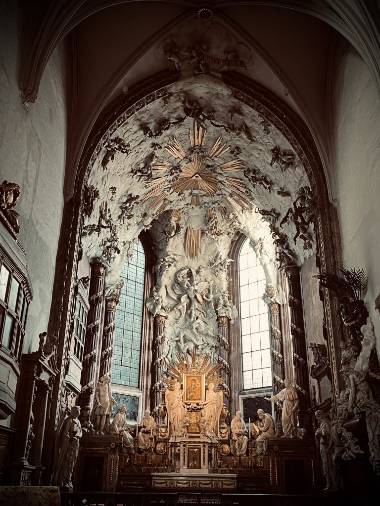 Mit Patti Smith auf Tour in Wien 2024. Impressionen zur Stadt - St. Michaelskirche, Hochaltar