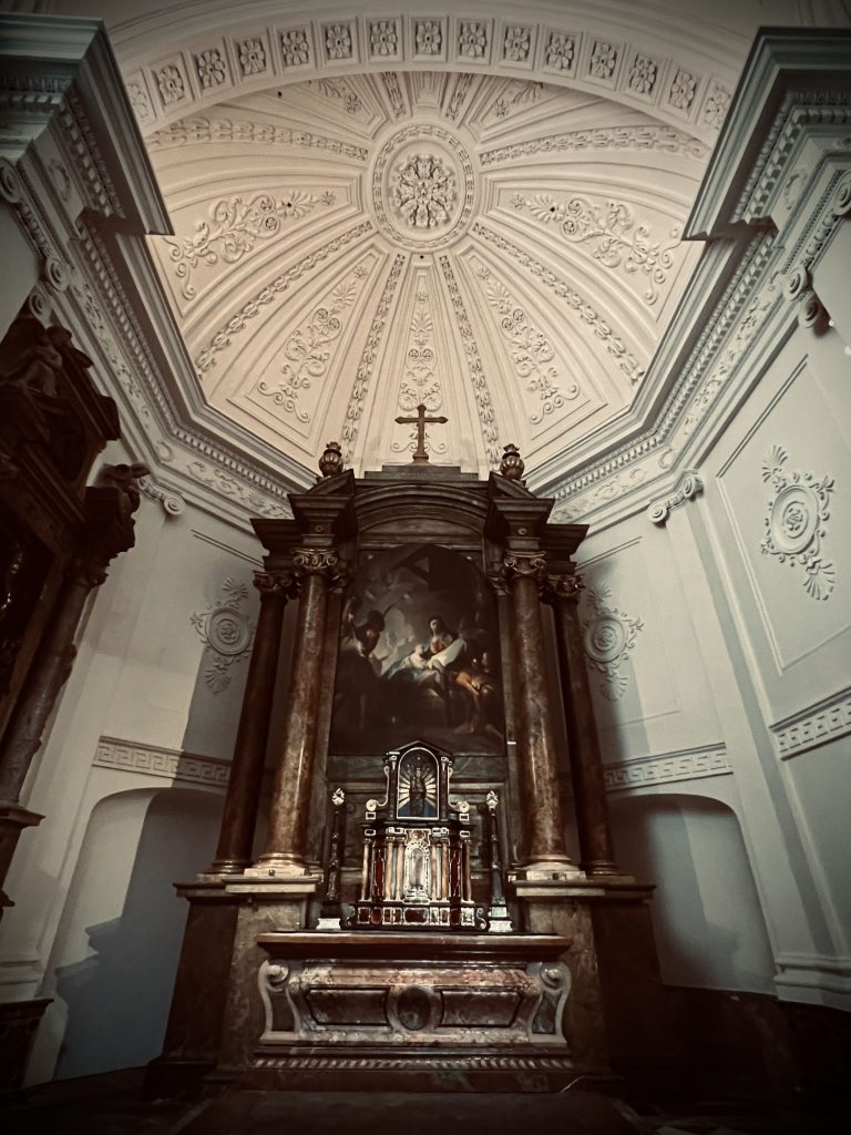 Mit Patti Smith auf Tour in Wien 2024. Impressionen zur Stadt - St. Michaelskirche, Seitenaltar