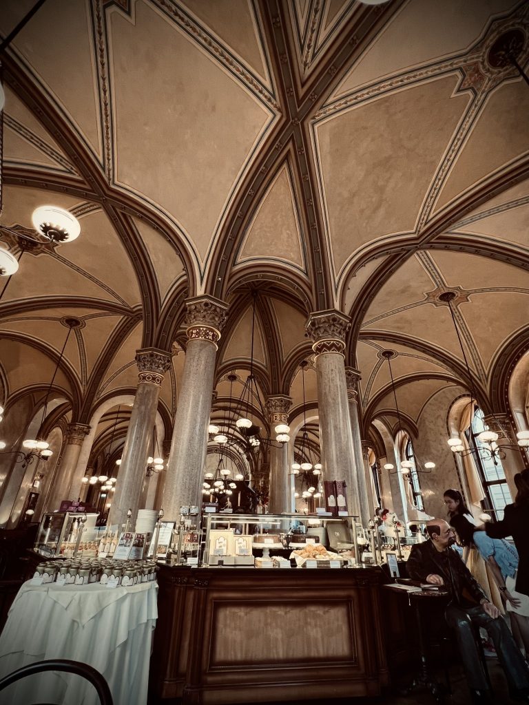 Mit Patti Smith auf Tour in Wien 2024. Impressionen zur Stadt - Café Central, in dem sich einst Leo Trotzki, Sigmund Freud, Stefan Zweig, Robert Musil, Alfred Polgar und Peter Altenberg trafen.