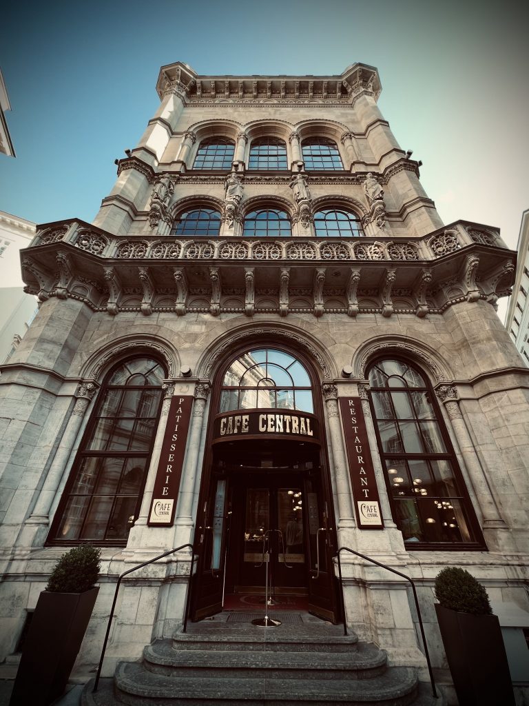 Mit Patti Smith auf Tour in Wien 2024. Impressionen zur Stadt - Café Central, in dem sich einst Leo Trotzki, Sigmund Freud, Stefan Zweig, Robert Musil, Alfred Polgar und Peter Altenberg trafen.
