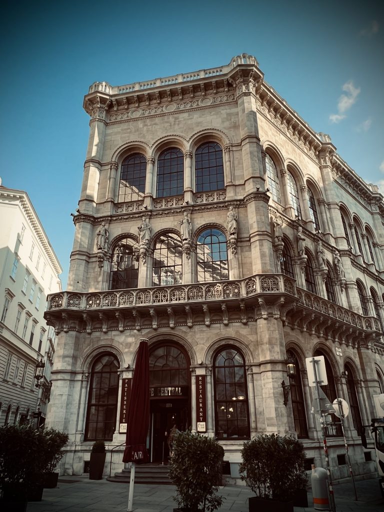 Mit Patti Smith auf Tour in Wien 2024. Impressionen zur Stadt - Café Central, in dem sich einst Leo Trotzki, Sigmund Freud, Stefan Zweig, Robert Musil, Alfred Polgar und Peter Altenberg trafen.