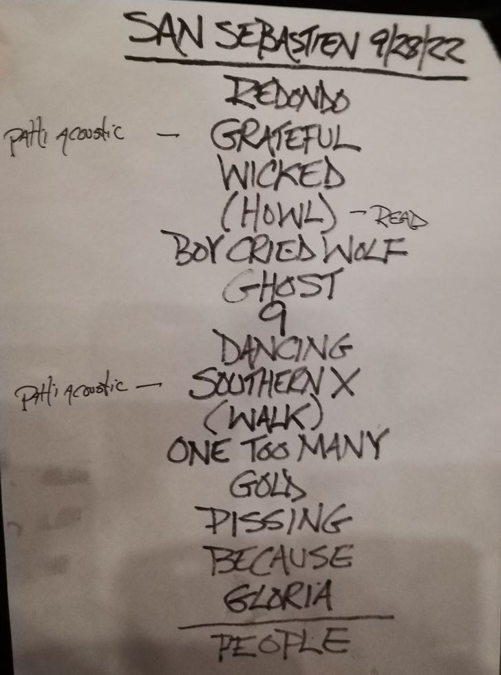 Patti Smith performt mit ihrem Quartett BOY CRIED WOLF im Auditorium Kursaal in St. Sebastian, Spanien. Das Bild zeigt die Setlist.