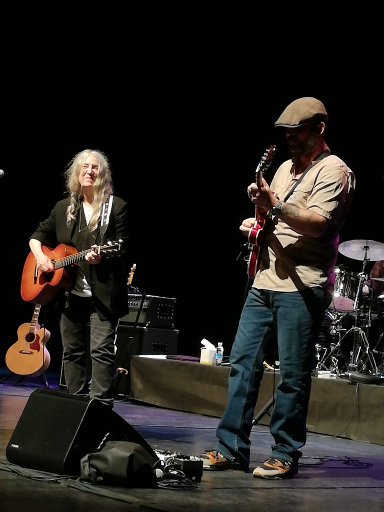Patti Smith performt mit ihrem Quartett im Auditorium Kursaal in St. Sebastian, Spanien. Das Bild zeigt Patti Smith und ihr Sohn Jackson Smith jeweils mit Gitarre spielend.