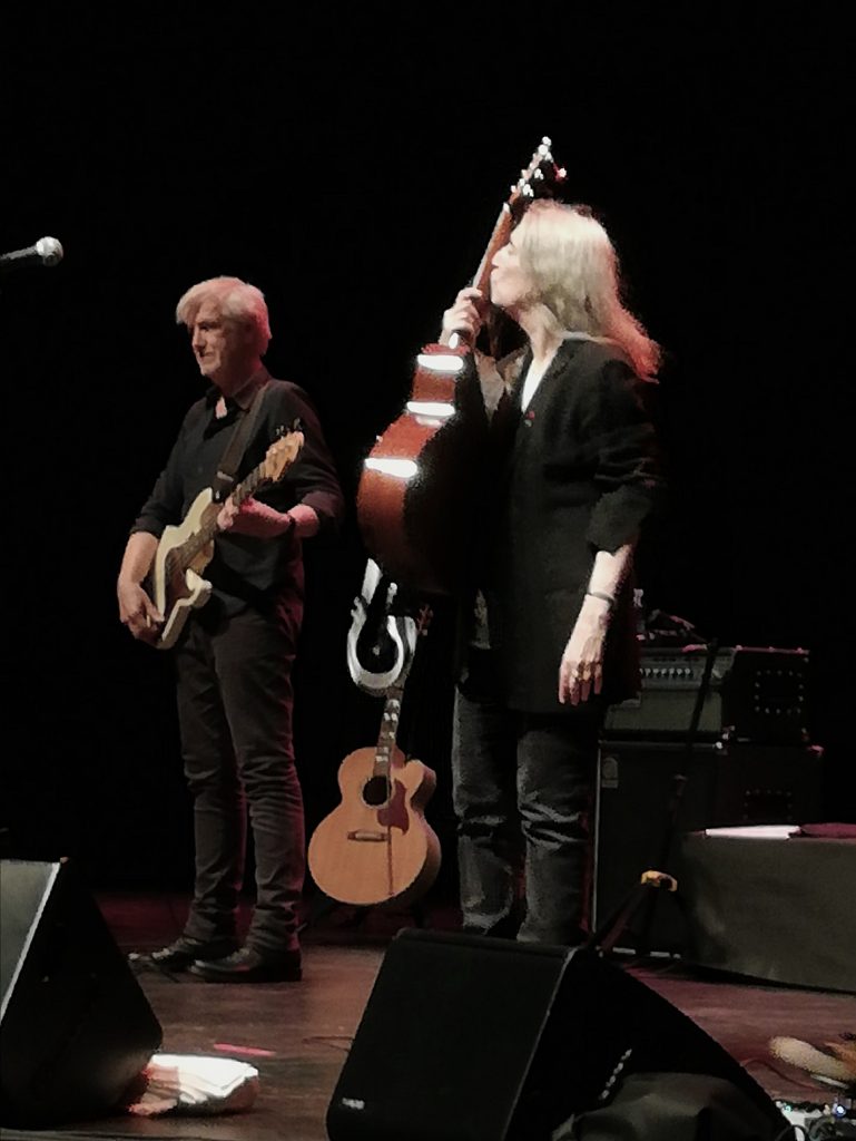 Patti Smith performt mit ihrem Quartett im Auditorium Kursaal in St. Sebastian, Spanien. Das Bild zeigt Patti Smith ihr Gitarre küssend, Tony Shanahan an der Gitarre spielend.