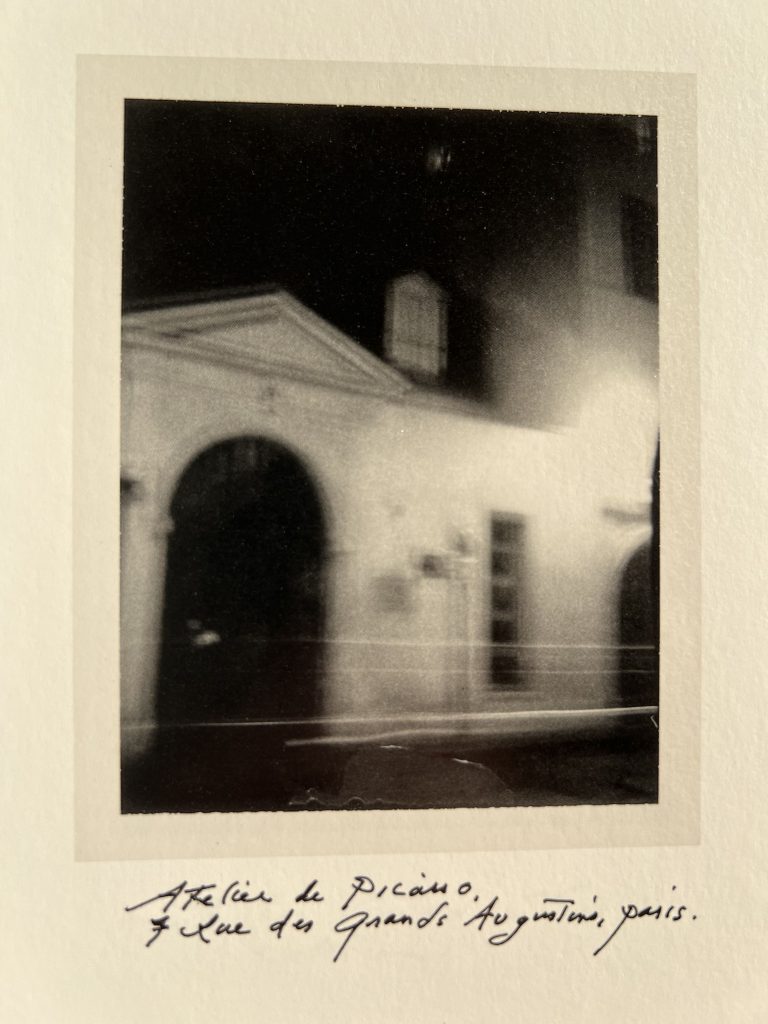 Bild des Polaroids von Patti Smith aufgenommen, zeigt Picassos Atelier von außen.