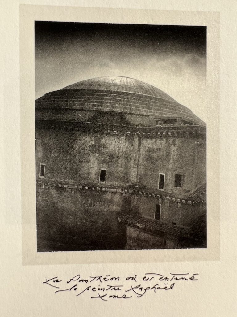 Bild des Polaroids von Patti Smith aufgenommen, zeigt das Pantheon von außen.