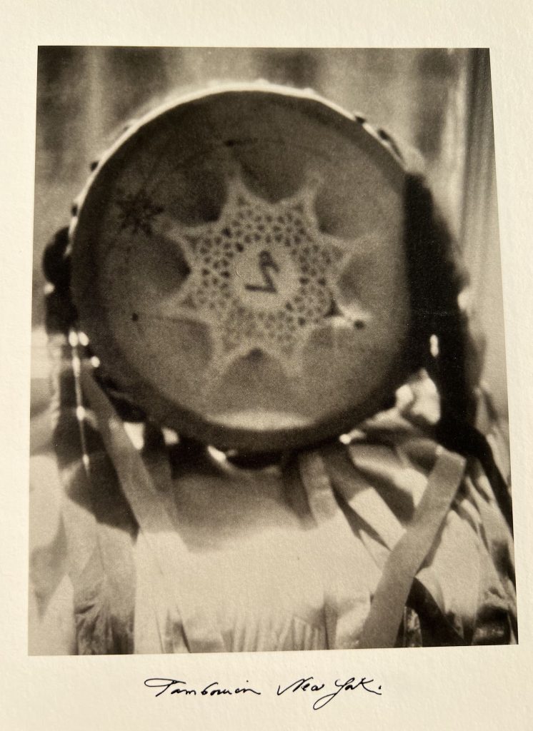 Bild des Polaroids von Patti Smith aufgenommen, zeigt das Tambourine von Robert Mapplethorpe.