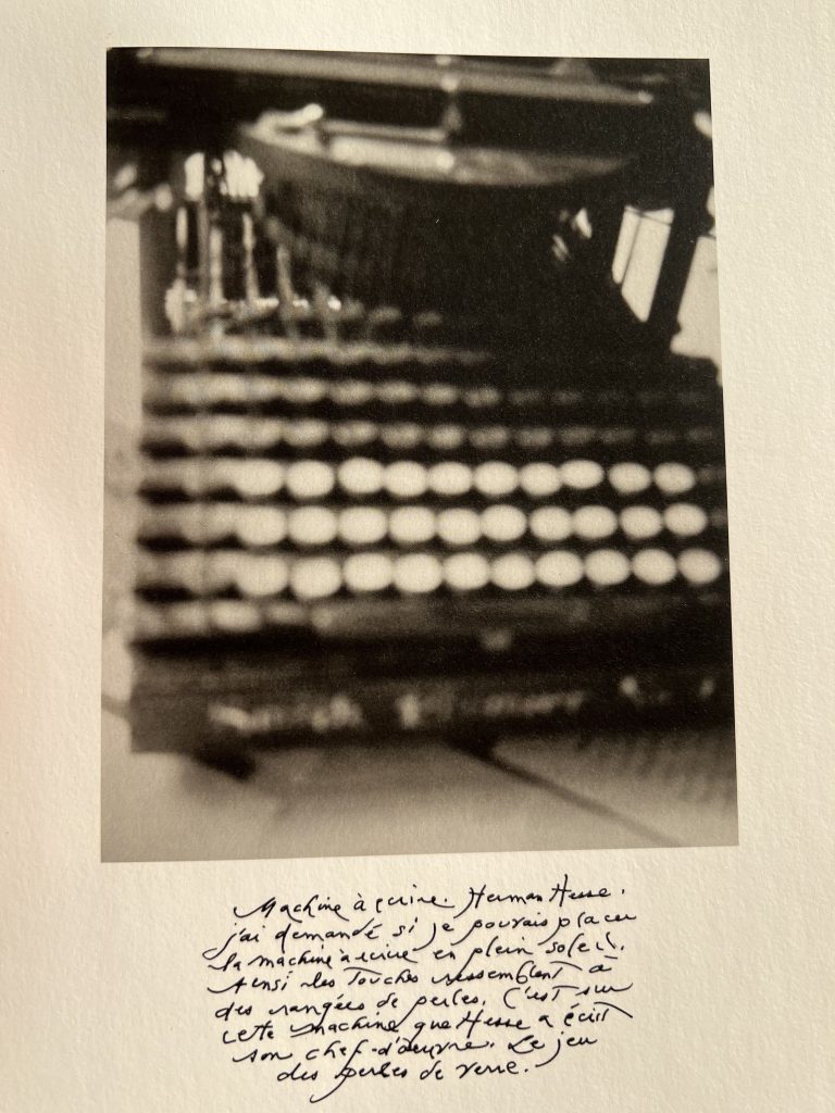 Bild des Polaroids von Patti Smith aufgenommen, zeigt Hermann Hesse´s Typewriter.