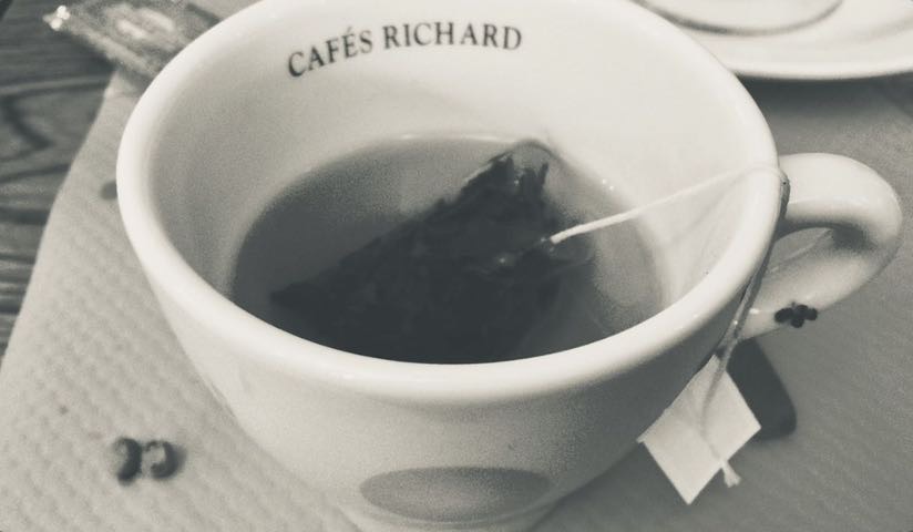 Bild einer Tasse mit Teebeutel. Das Bild ist in graustufen und begleitet die Ankündigung des neuen Gedichts "Green Tea" von Patti Smith