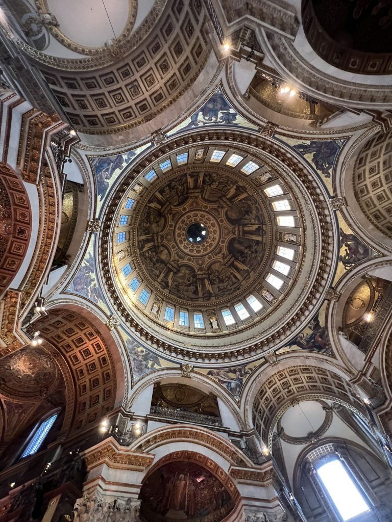 Auf Tour mit Patti Smith: Vor dem Soundcheck in der St. Paul's Cathedral, London besichtigen wir den eindrucksvollen Ort und halten die Erinnerung mit einem Bild fest. Hier wird Patti Smith später auftreten. Auf dem Bild sieht man den Blick nach oben.