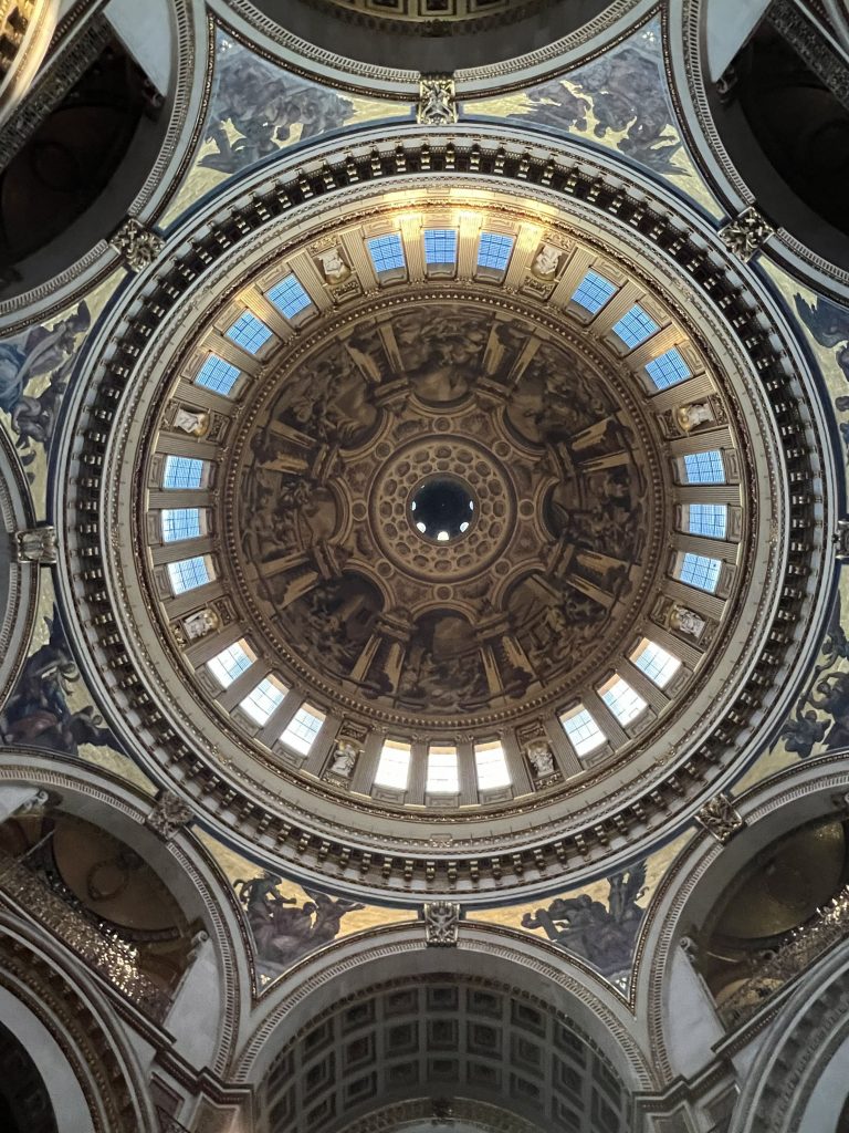 Auf Tour mit Patti Smith: Vor dem Soundcheck in der St. Paul's Cathedral, London besichtigen wir den eindrucksvollen Ort und halten die Erinnerung mit einem Bild fest. Hier wird Patti Smith später auftreten.