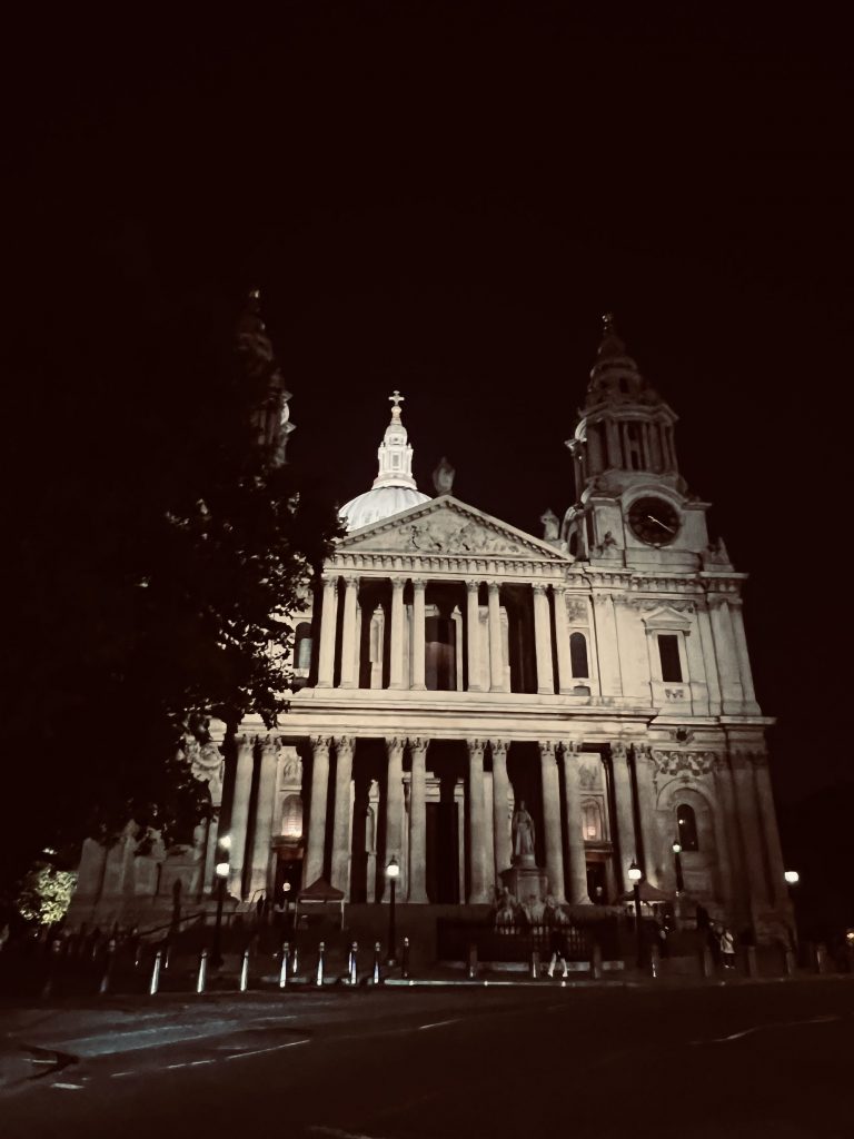 Auf Tour mit Patti Smith: Auf dem Weg von der St. Paul's Cathedral, London halten wir noch einmal um den eindrucksvollen Ort und die Erinnerung mit einem Bild bei Nacht festzuhalten. Hier ist Patti Smith heute aufgetreten.