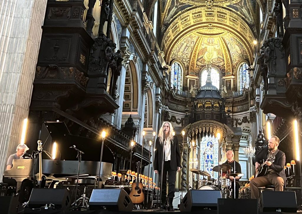 Patti Smith und ihr Quartett bereiten sich auf das Konzert in der St. Paul's Cathedral, London. Bild vom Soundcheck -2