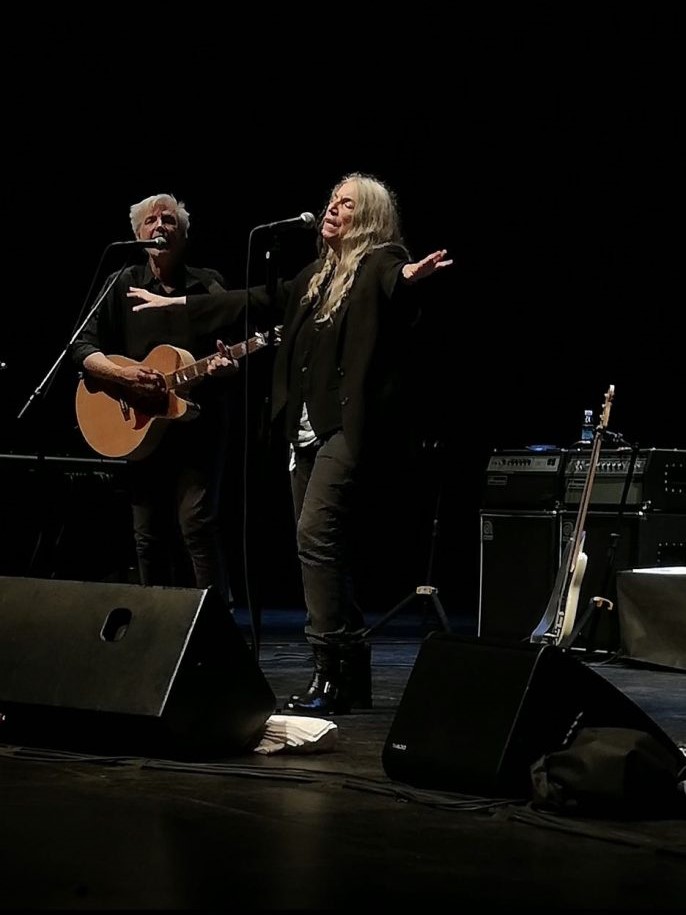 Patti Smith performt mit ihrem Quartett im Auditorium Kursaal in St. Sebastian, Spanien. Das Bild zeigt Patti Smith singend und Tony Shanahan an der Gitarre spielend.