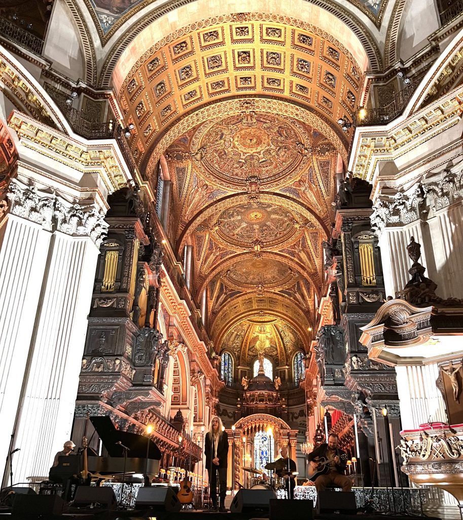 Patti Smith und ihr Quartett bereiten sich auf das Konzert in der St. Paul's Cathedral, London. Bild vom Soundcheck -3