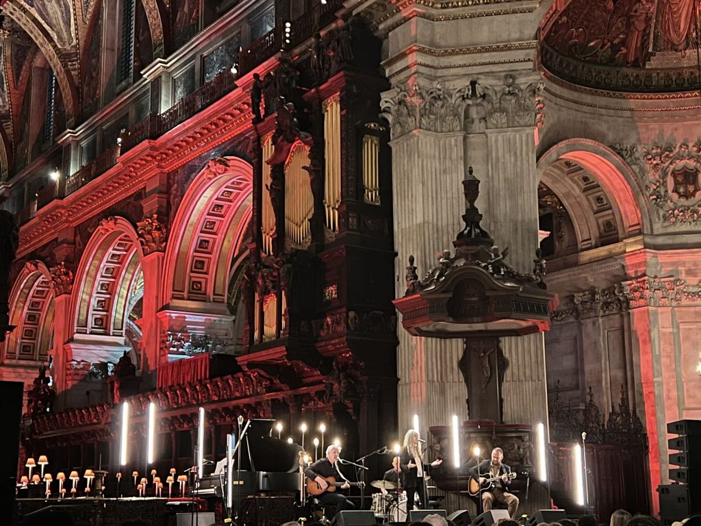 Patti Smith und ihr Quartett geben ihr Konzert in der St. Paul's Cathedral, London. Bild vom Konzert.